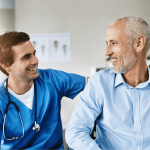 Atención médica para adultos mayores en planes médicos.